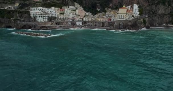 Establishing Aerial Tilt Spiaggia Atrani Town Amalfi Coast Italy — Stock videók