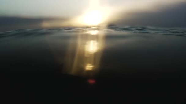 Floating Dark Gloomy Water Surface Facing Sunset Glow Shallow Depth — Αρχείο Βίντεο