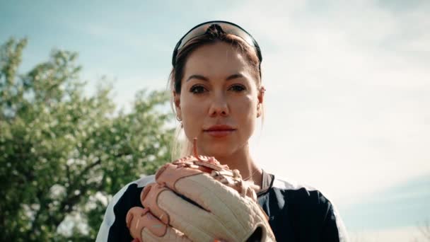 Dramatic Close Female Softball Athlete Posing Her Baseball Glove Practice — Stock video