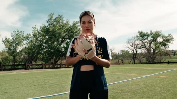 Wide Gimbal Shot Female Softball Athlete Posing Her Baseball Glove — Wideo stockowe