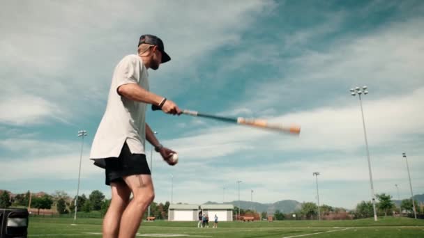 Low Wide Shot Professional Male Baseball Player Practices Tossing Ball — Vídeo de Stock