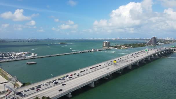 Luchtfoto Van Causeway Bridge Traffic Miami Florida Verenigde Staten Venetiaanse — Stockvideo