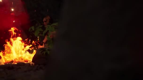 Dolly Shot Ancient Hominid Neanderthal Homo Sapiens Sitting Fire Cave — Stock Video