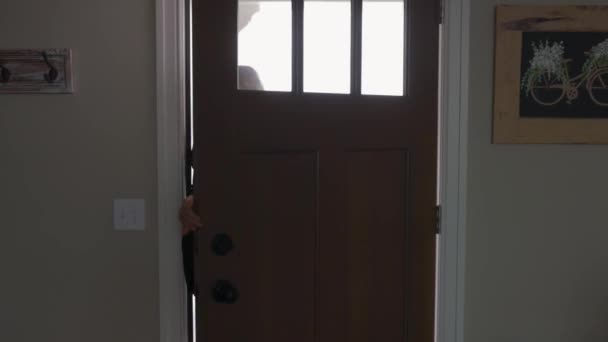 Mujer Que Entra Desde Exterior Través Puerta Principal Con Abrigo — Vídeo de stock