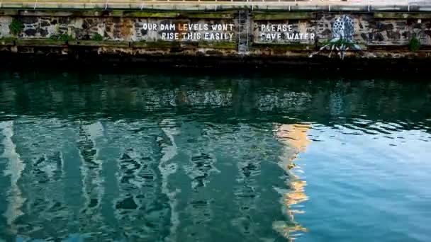 Eingängige Botschaft Waterfront Kapstadt Zum Wassersparen Bewusstsein — Stockvideo