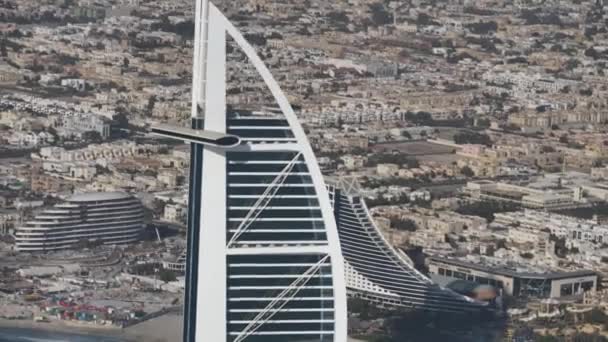 Полет Вертолете Над Дубаем Вид Воздуха Отель Burl Arab Skyscraper — стоковое видео