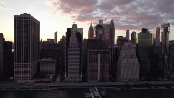 Sunset Sun Glimpsing Skyscrapers New York Usa Tracking Aerial View — ストック動画