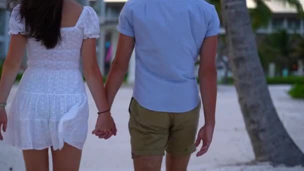 Newlywed Couple Holding Hands Hyatt Ziva Cap Cana Gazebo White — Vídeo de Stock