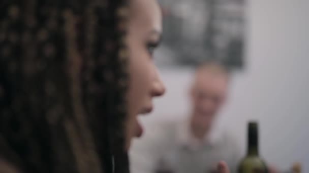 Close Young Black Woman Smiling Rack Focus Young White Man — Vídeo de stock