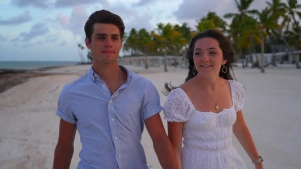 Romantic Young Adults Walk Beach Tropical Palm Trees White Sandy — Vídeo de Stock