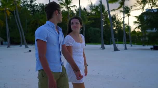 Young Couple Smiling Walking Hand Hand White Sandy Beach Palm – stockvideo