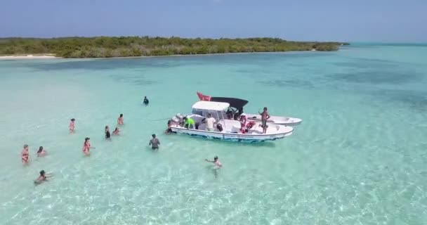 Vista Aerial Pessoas Apreciar Festa Dentro Mar Água Com Barcos — Vídeo de Stock