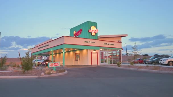 アイギーズ Eegee ツーソンとアリゾナ州南部にある29軒のレストランのチェーン レストランビルやドライブスルーのショットでズーム — ストック動画