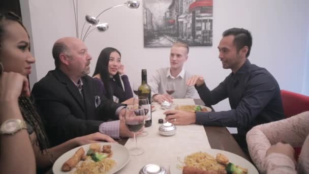 Rozmanitá Skupina Mladých Profesionálů Kteří Spolu Večeřeli Povídali Usmívali Smáli — Stock video