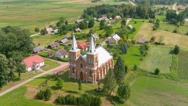ドローンヨーロッパの農村や古い教会の眺め ヨーロッパ大陸の風景です 4Kビデオ — ストック動画