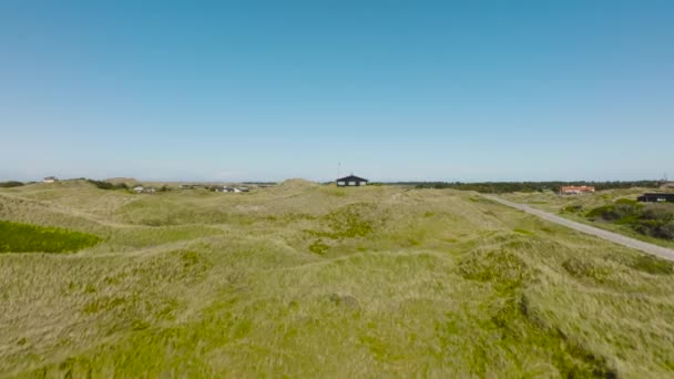 Panoramic View Black Summer House Stands Grassy Sand Dune Other — Vídeo de stock