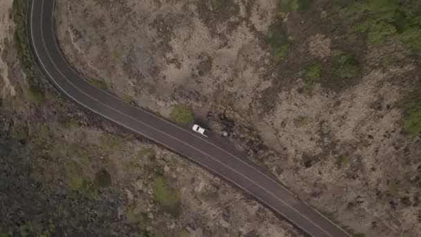 Twisting Downward Aerial Zooming Parked Car Side Ancient Hawaiian Lava — Vídeo de stock