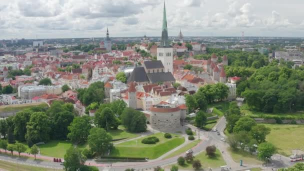 Old Town Tallinn Estonia Approaching Olaf Church — Vídeo de Stock