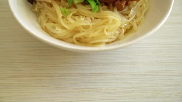 Nouilles Séchées Canard Braisé Dans Bol Blanc Style Alimentaire Asiatique — Video