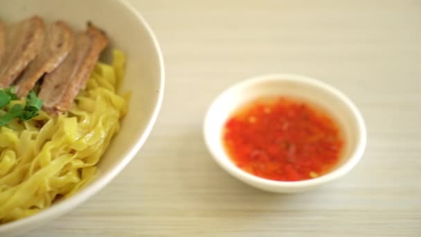 Gedroogde Eend Noedels Witte Kom Aziatische Voedsel Stijl — Stockvideo