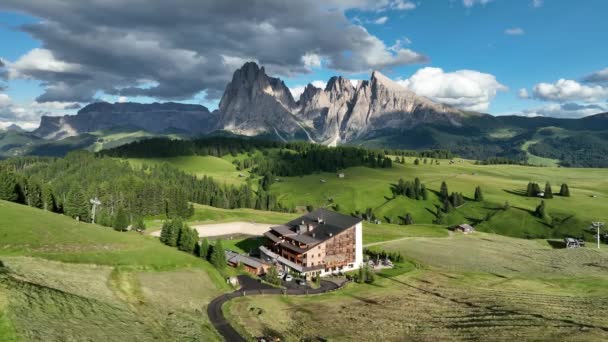 Aerial View Seiser Alm Plateau Traditional Wooden Mountain Cottages Meadows — Stockvideo