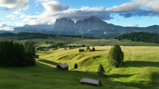Aerial View Seiser Alm Valley Traditional Wooden Mountain Huts Dolomites — Stockvideo