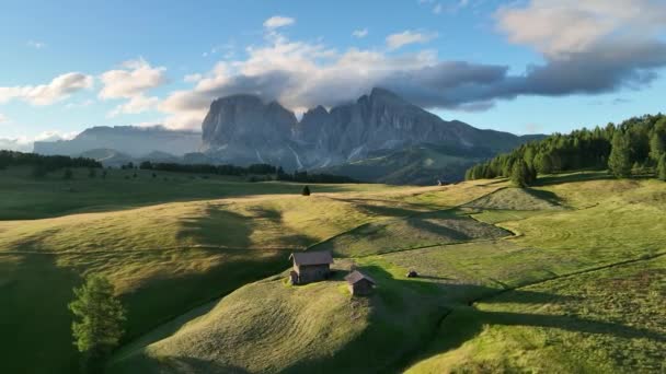 Aerial View Seiser Alm Plateau Traditional Wooden Mountain Cottages Meadows — Stockvideo