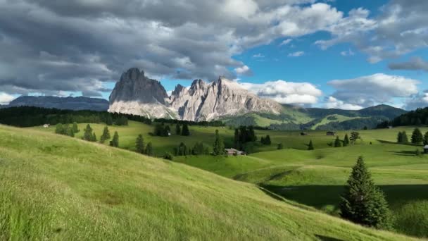 Aerial View Seiser Alm Plateau Traditional Wooden Mountain Cottages Meadows — Stock video