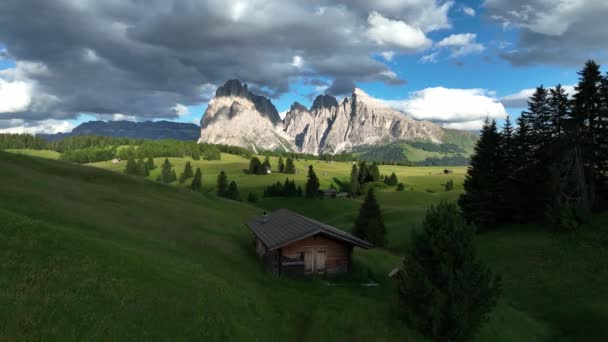 Aerial View Seiser Alm Plateau Traditional Wooden Mountain Cottages Meadows — Vídeo de stock