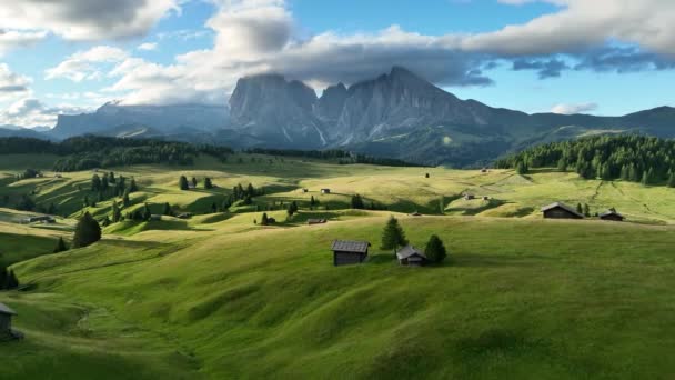 Aerial View Seiser Alm Valley Traditional Wooden Mountain Huts Dolomites — Stok video