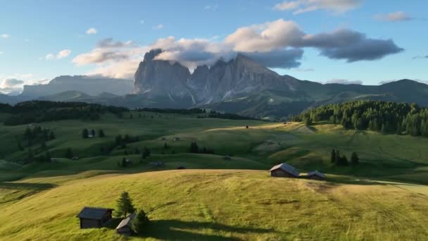 Aerial View Seiser Alm Plateau Traditional Wooden Mountain Cottages Meadows — 비디오