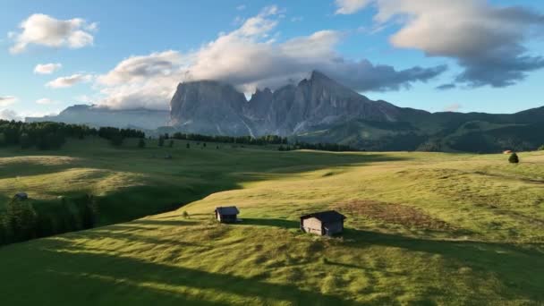 Aerial View Seiser Alm Plateau Traditional Wooden Mountain Cottages Meadows — Vídeo de Stock