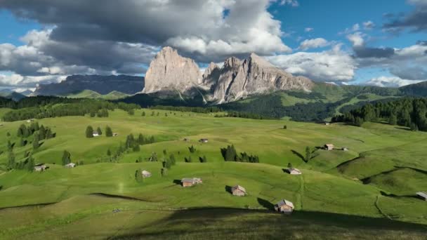 Aerial View Seiser Alm Plateau Traditional Wooden Mountain Cottages Meadows — Vídeos de Stock