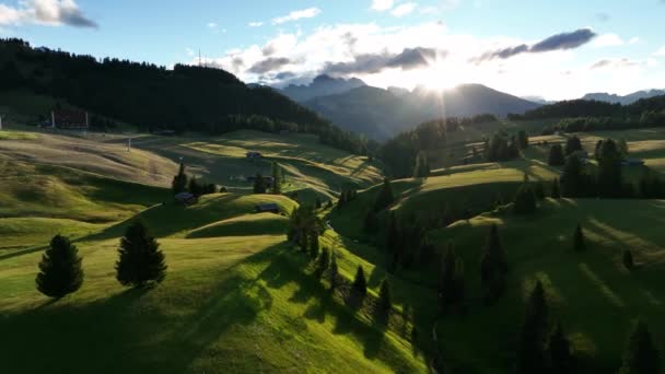 Aerial View Seiser Alm Valley Traditional Wooden Mountain Huts Dolomites — Vídeo de Stock