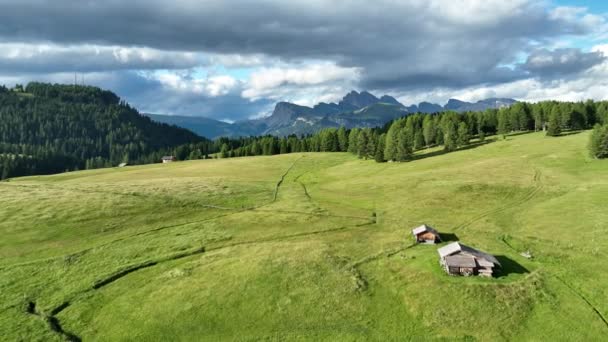 Aerial View Seiser Alm Plateau Traditional Wooden Mountain Cottages Meadows — Stock video