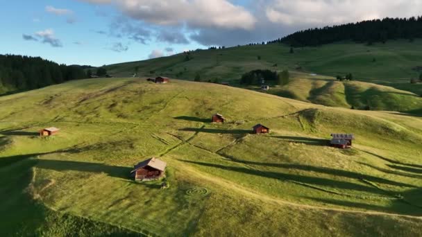 Aerial View Seiser Alm Valley Traditional Wooden Mountain Huts Dolomites — Vídeos de Stock