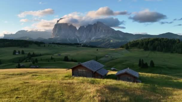 Aerial View Seiser Alm Plateau Traditional Wooden Mountain Cottages Meadows — Stockvideo