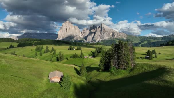 Aerial View Seiser Alm Plateau Traditional Wooden Mountain Cottages Meadows — Stock videók
