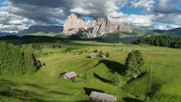 Aerial View Seiser Alm Plateau Traditional Wooden Mountain Cottages Meadows — Vídeos de Stock