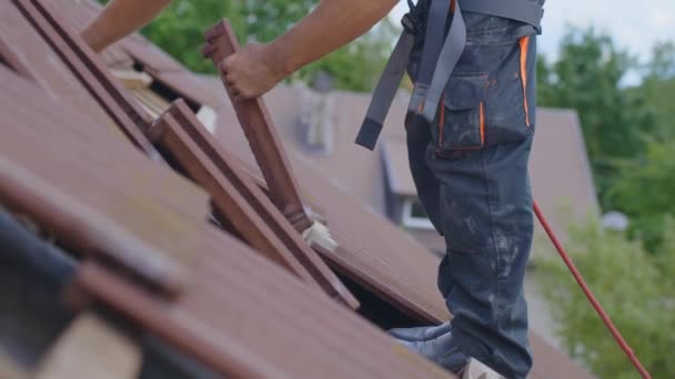 Worker Rooftop Removing Roof Tiles Solar Panel Installation — Vídeo de stock