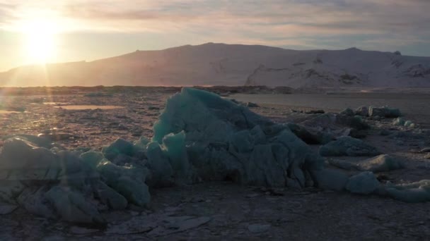 Close Shot Small Icebergs Lying Jkulsrln Glacier Beautiful Sunrise Morning — Stock videók