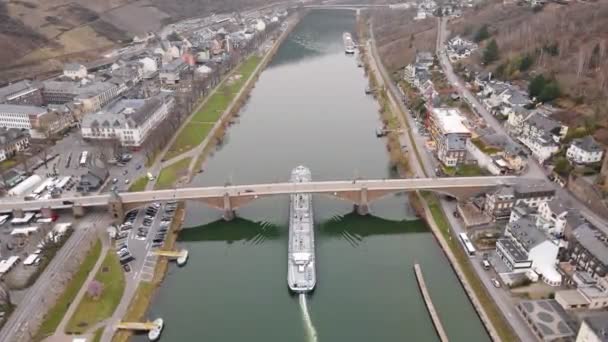 Aerial View Barge Passing Bridge River Mosel German City Cochem — Stockvideo