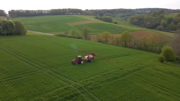 Aerial Footage Tractor Driving Its Sprinkler System Unfolded Huge Green — Vídeo de Stock