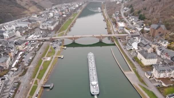 Aerial Footage River Moselle City Cochem Barge Passing Bridge — Αρχείο Βίντεο