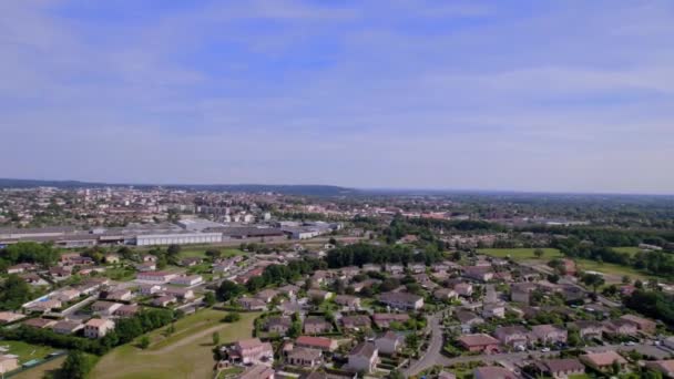 Окраины Монтобана Южная Франция Жилыми Промышленными Районами Воздушная Панорама Справа — стоковое видео