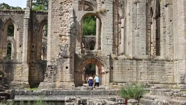 Couple Walking Walls Ruined Cistercian Monastery Fountains Abby North Yorkshire — Vídeo de Stock