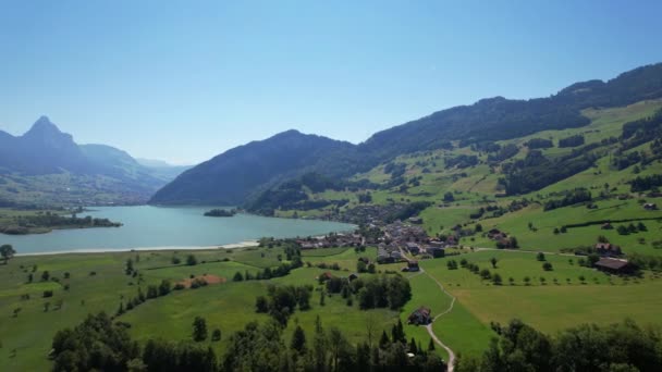 Swiss Village Lake Mountain View — Vídeo de stock