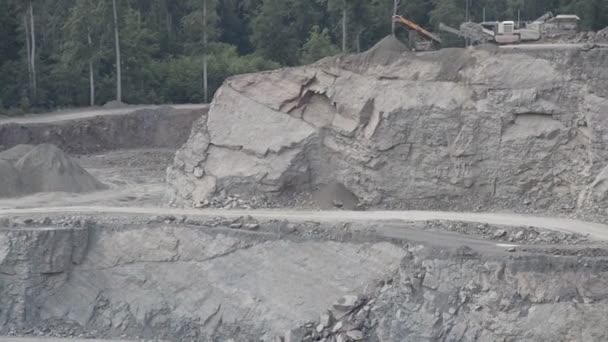 Excavator Hydraulic Hammer Working Bottom Dusty Quarry Revealing Downwards Tilt — ストック動画