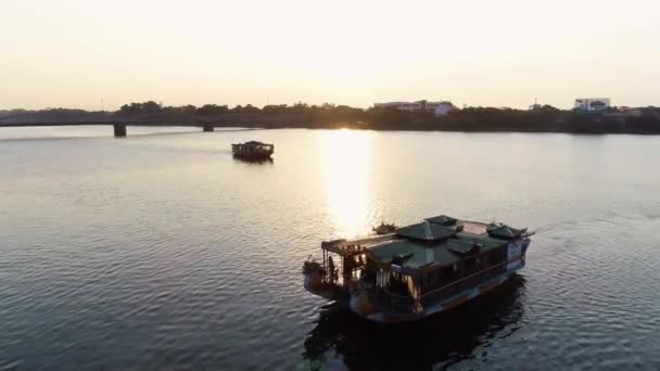 Dragon Boat Sailing Sunny River Evening Sunset — Vídeos de Stock