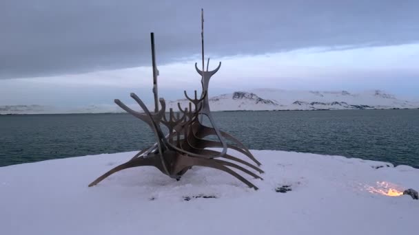 Sun Voyager Outdoor Steel Sculpture Monument Reykjavik Iceland Art Dream — Stockvideo